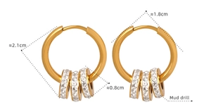 Goldene Creolen mit drei diamantbesetzten Ringen und Maßangabe von 2,1 cm im Detail