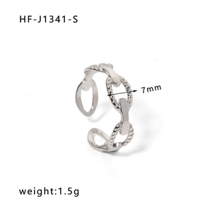 Detail view of silver heart chain link ring with 7mm width and weight specifications