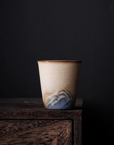 Vue détaillée d'une tasse à thé en céramique avec glaçure dégradée sur bois noir