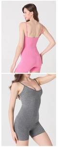Nahaufnahme der gerippten Stoffstruktur und nahtlosen Verarbeitung des Sport-Bodysuits