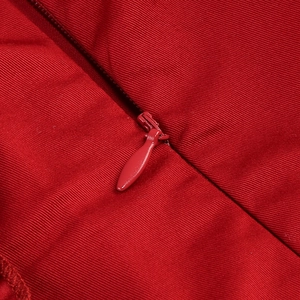 Detailaufnahme des roten Twill-Kleides mit einem hochwertigen, verdeckten Reißverschluss
