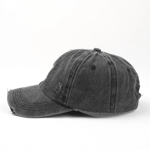 Detailansicht der verwaschenen Baseballkappe im Vintage-Look mit abgenutzten Kanteneffekten