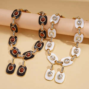 Parure de bijoux vintage dorée avec émail et strass collier et boucles d'oreilles