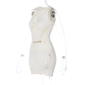 Détail de l'ensemble deux pièces blanc en maille avec laçage latéral évidé et coupe ajustée