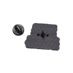 Detailansicht der Rückseite eines schwarzen Metallabzeichens mit Wabenmuster und Anstecknadel