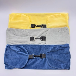 Détail de trois masques de sommeil en microfibre jaune, gris et bleu avec sangle réglable