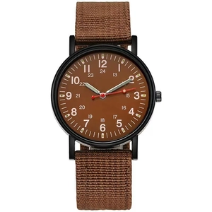 Vue détaillée de la montre à quartz avec bracelet en toile brune et cadran militaire