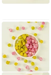 Vista detallada de modelos de palomitas esféricas rosas y amarillas en una bandeja blanca