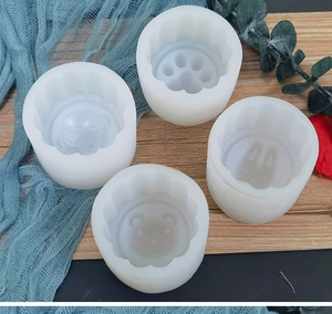 Vista detallada del juego de 4 moldes de silicona flexibles con formas de animales