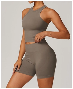 Détail d'un ensemble de yoga taupe en maille côtelée sans couture montrant la texture