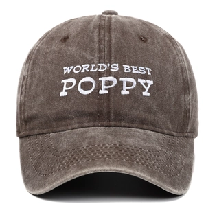 Nahaufnahme der World's Best Poppy Stickerei auf einer gewaschenen braunen Vintage-Kappe