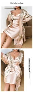 Détails de l'ensemble de pyjama en satin rose avec robe en soie et motif floral chic