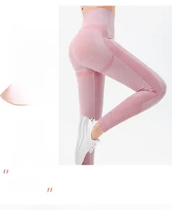 Détail du legging de yoga rose sans couture avec maille respirante et taille haute gainante