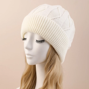 Primer plano de gorro de punto blanco con textura ondulada en cabeza de maniquí