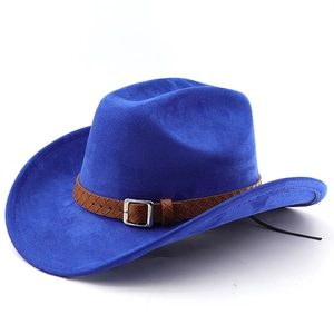 Détail d'un fedora en daim bleu roi avec bande en cuir tressé marron et boucle en métal