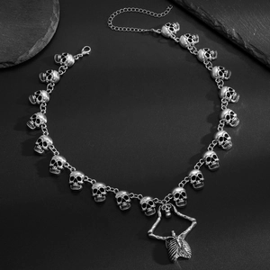 Macro-opname van gotische schedelketting met zilveren ribbenkast hanger op zwarte basis