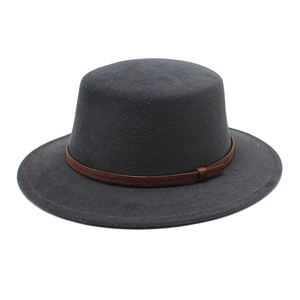 Détail d'un chapeau en feutre gris foncé à bord plat avec un ruban ethnique tressé marron