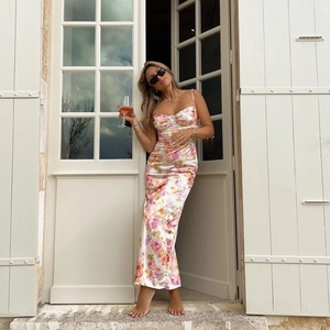 Robe longue satinée à fleurs avec dentelle et coupe ajustée au motif rose vintage