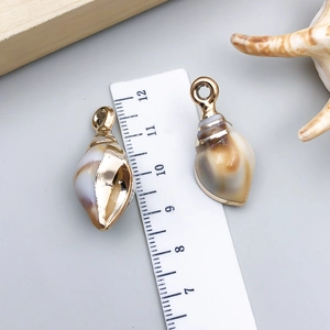 Details van schelphangers met gouden metalen randen en ogen voor DIY-sieraden maken