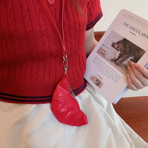Détail du mini sac de cou rouge en forme de croissant avec lanière en cuir et crochet