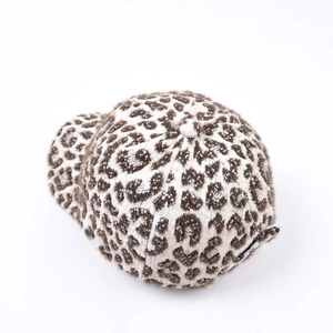 Détail d'une casquette d'hiver en peluche avec motif léopard brun et texture en fausse fourrure