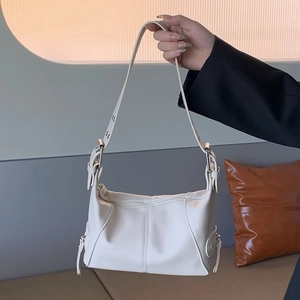 Weiße minimalistische Schultertasche aus Kunstleder mit verstellbarem Gurt und Metallteilen