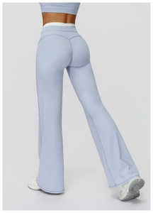 Détail du pantalon de yoga évasé à taille haute bleu clair avec bordure contrastée