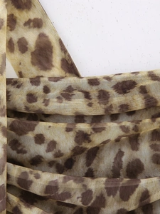 Détail macro du tissu en maille transparente à motif léopard avec texture fine