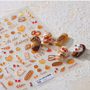 Détail de stickers nail art 3D en relief avec motifs de citrouille et boulangerie