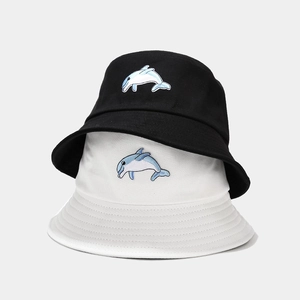 Bob minimaliste en coton avec broderie de dauphin bleu disponible en noir et en blanc