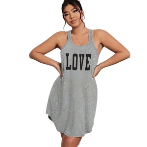 Abito in maglia grigio senza maniche con stampa LOVE per un look casual e confortevole