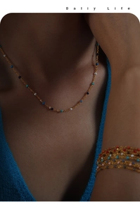 Detail einer bunten Emaille-Perlenkette und passender böhmischer Gliederkette am Model