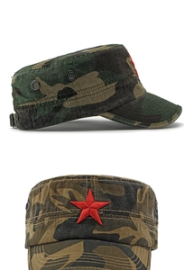 Detail van katoenen camouflage pet met rode ster borduring en ventilatiegaatjes