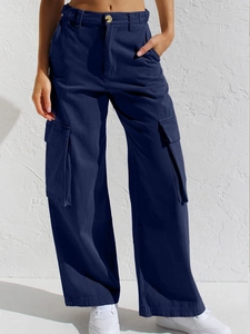 Detailansicht der dunkelblauen Cargohose mit Seitentaschen und Baumwoll-Twill-Textur