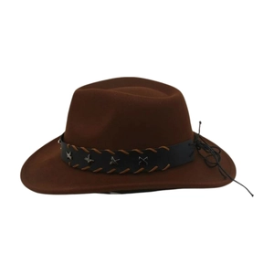 Détail d'un chapeau fedora marron avec bandeau en cuir noir et rivets en étoile
