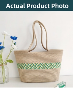 Detail der handgewebten Tasche mit grün-gelb-weißen Streifenmustern im Ethno-Stil