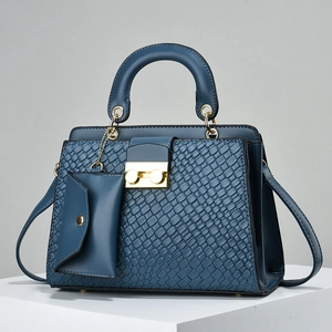 Borsa a mano blu scuro con trama circolare, chiusura dorata e mini pochette coordinata