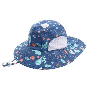 Détail de la maille respirante et de l'imprimé pieuvre sur le chapeau solaire enfant