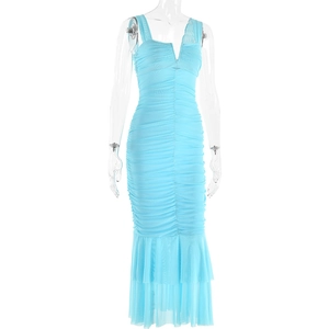 Détail de la robe bleue à bretelles en maille avec ourlet sirène et décolleté en V