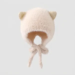 Dettaglio del cappello invernale in peluche per bambini con orecchie di gatto in bianco crema