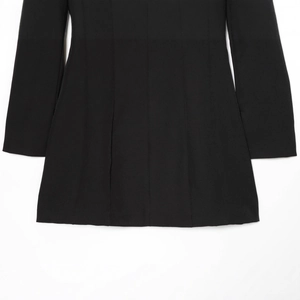 Robe courte moulante noire à manches longues ajourées avec ourlet droit élégant pour femme