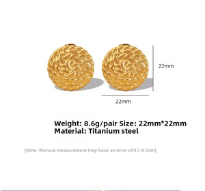 Detail of 22mm gold woven titanium steel earrings with precise weight and size specs