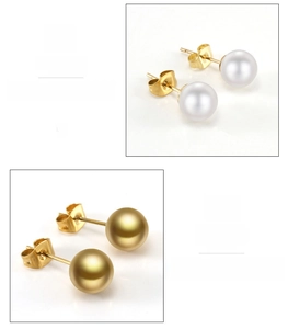 Detalle de los pendientes de acero inoxidable de 18K con perla blanca y acabado mate