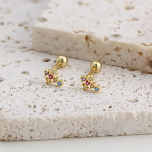 Détail de boucles d'oreilles croix en argent s925 avec cristaux colorés et fermoir à vis