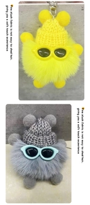 Détail de porte-clés en peluche boule de suie jaune et grise avec lunettes et bonnets