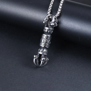 Pendente Vajra vintage in acciaio inossidabile con incisioni mantra su sfondo nero