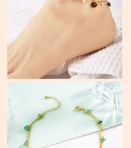 Détail de la chevillère bohème dorée avec pierres naturelles vertes et perles blanches