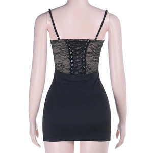 Détail du dos d'une mini robe avec empiècements en dentelle et lacets ajustables