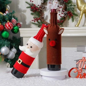 Gestrickte Weinbeutel mit Weihnachtsmann und Rentier für festliche Tischdekorationen