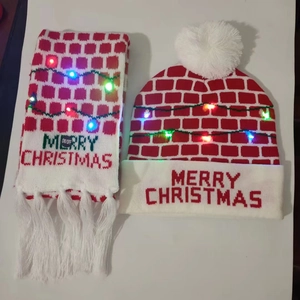 Détail de l'ensemble écharpe et bonnet de Noël en tricot avec lumières LED et glands blancs